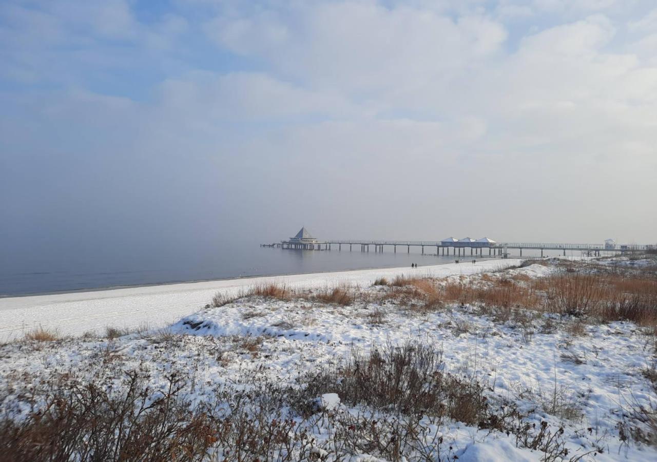 Modernes Reetdach-Ostseeferienhaus Bella Mare, Insel Usedom Mit Sauna, Kamin & Sonnenterrasse Zirchow 外观 照片